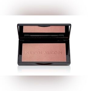 The Neo-Bronzer
Richly pigmented, lightweight three-in-one powder bronzer.